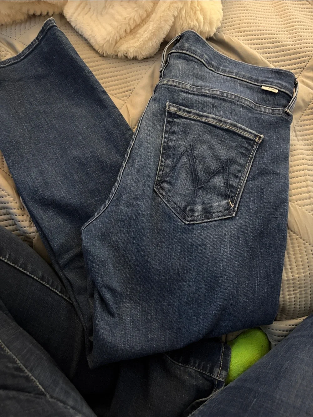 MOTHER Indigo Denim Mid-Rise Ankle Jeans with Pink Logo - Picture 1 of 3